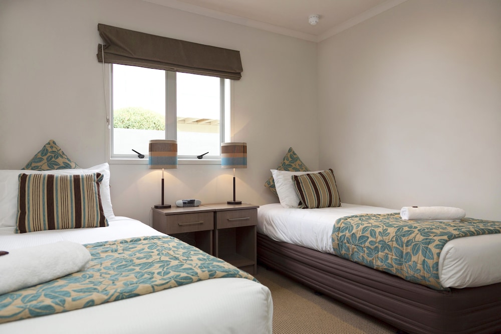 2 BEDROOMS, DOUBLE BED, JETTED TUB