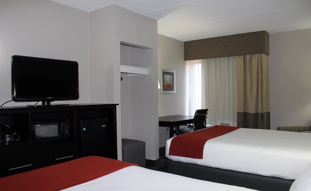 Holiday Inn Express Forsyth 8/42