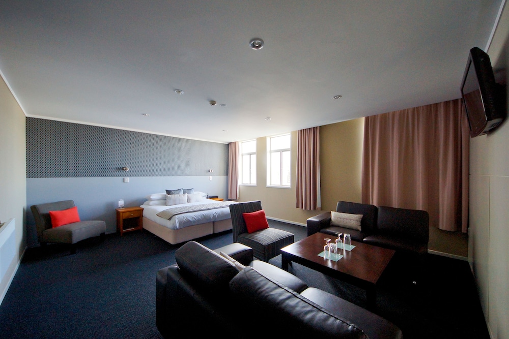 THE GROSVENOR 62/83
