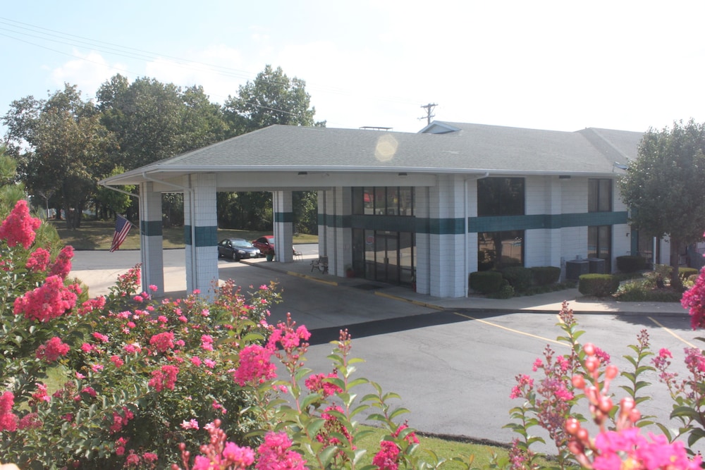 Ozark Valley Inn 3/50