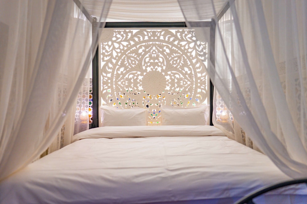 ROMANTIC, SUITE, KING BED, COURTYARD VIEW