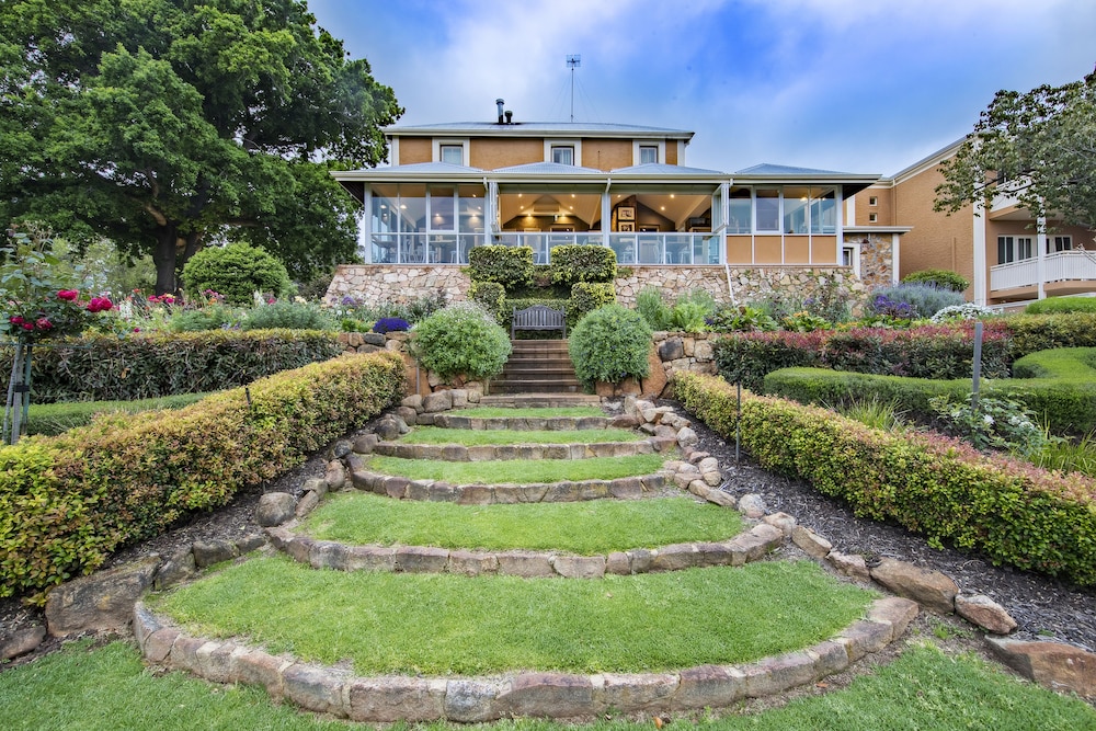 Grand Mercure Basildene Manor 42/46