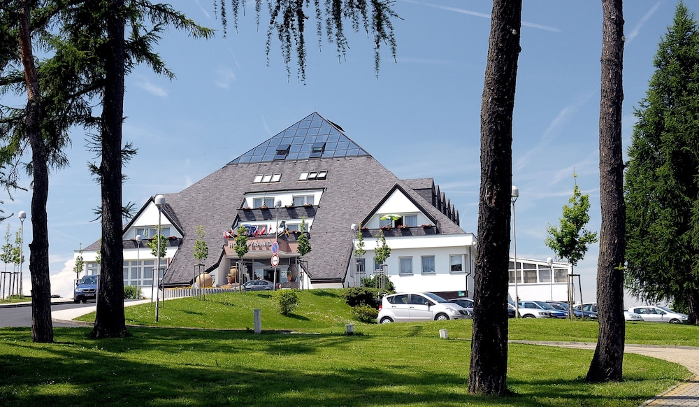Lazensky hotel Pyramida I 88/90