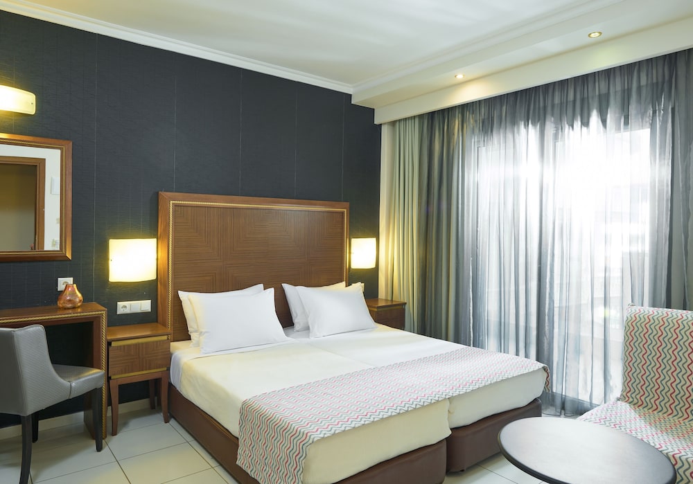 غرفة ثلاثية بفراش فوتون وسريرين منفصلين، Mediterranean Resort Hotel 3/7