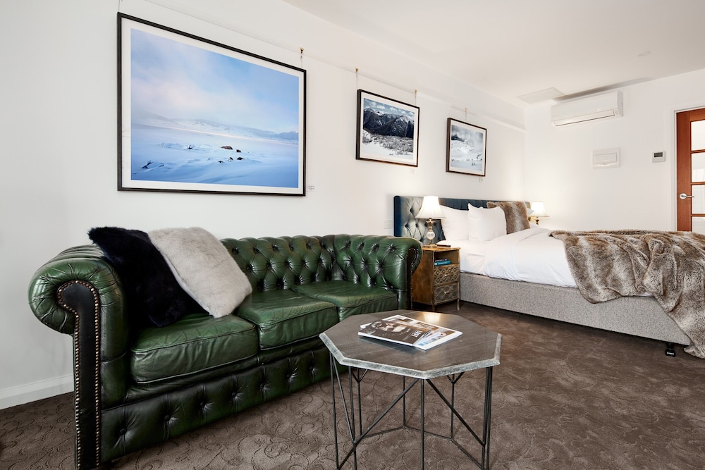 Farmers Arms Art Motel 31/44