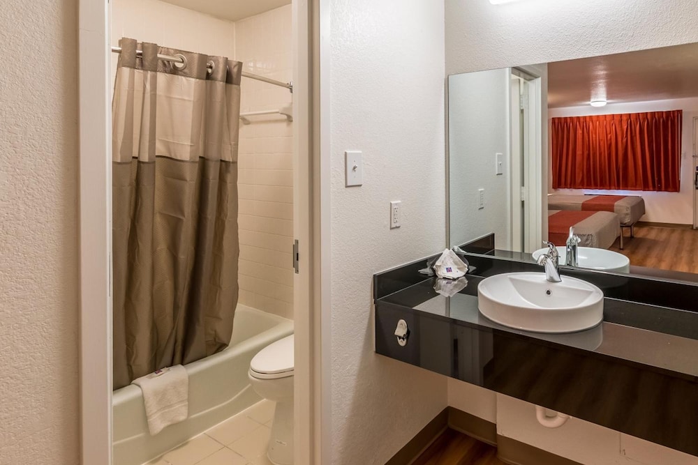 Motel6 Arlington, TX - UTA 24/28