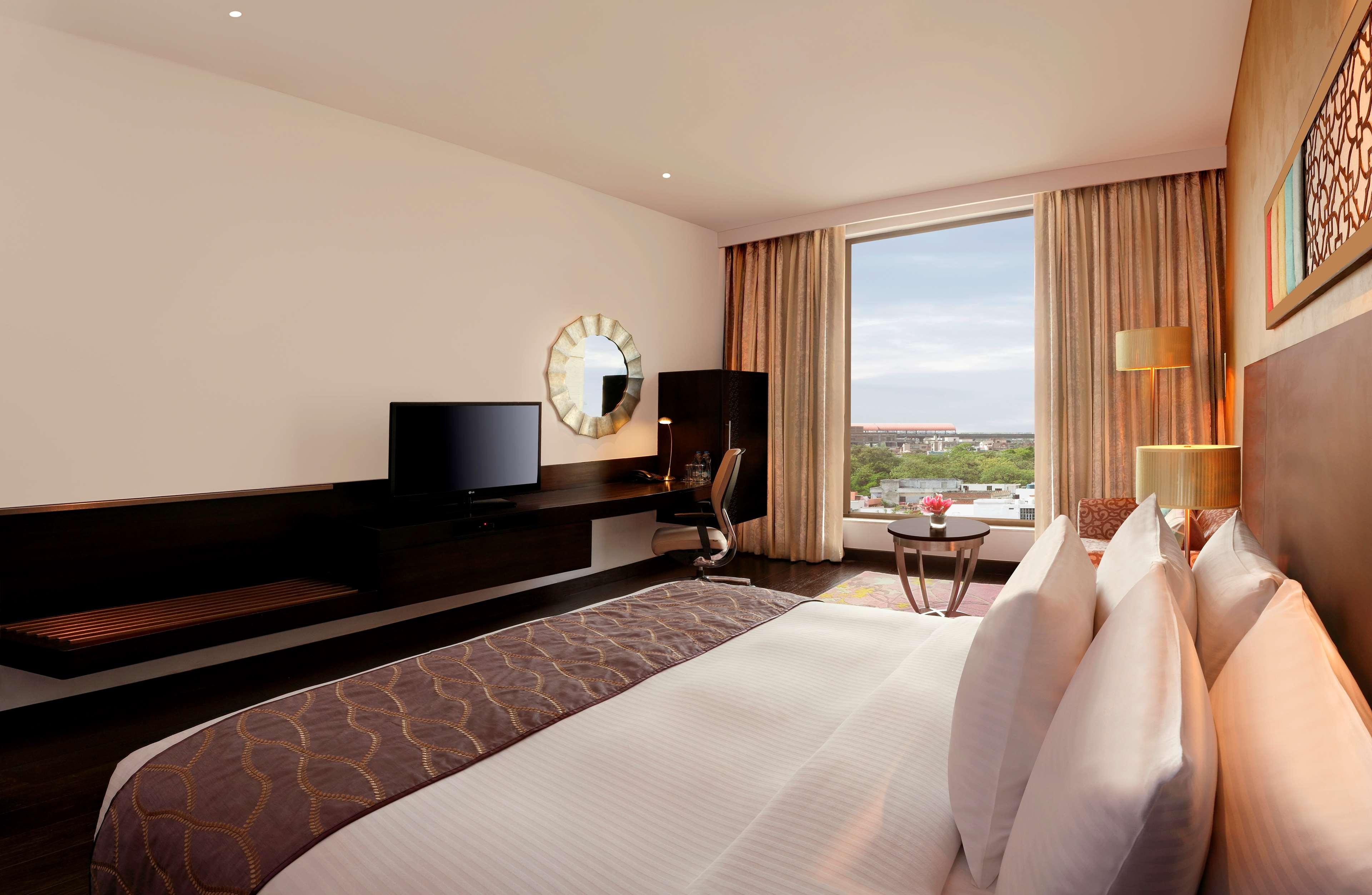 GUEST ROOM, KING BED, CITY VIEW