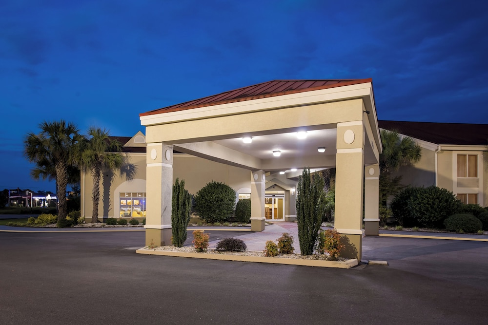 Comfort Inn & Suites Walterboro I-95 7/63