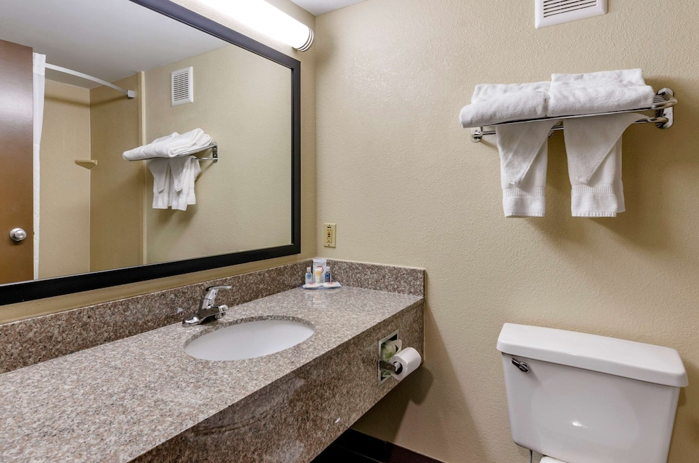 Comfort Inn & Suites Raphine VA 18/34