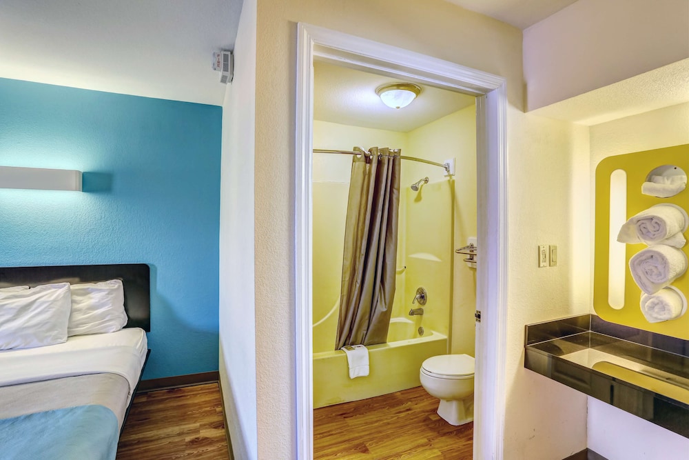 Motel6 Dickson, TN 57/59