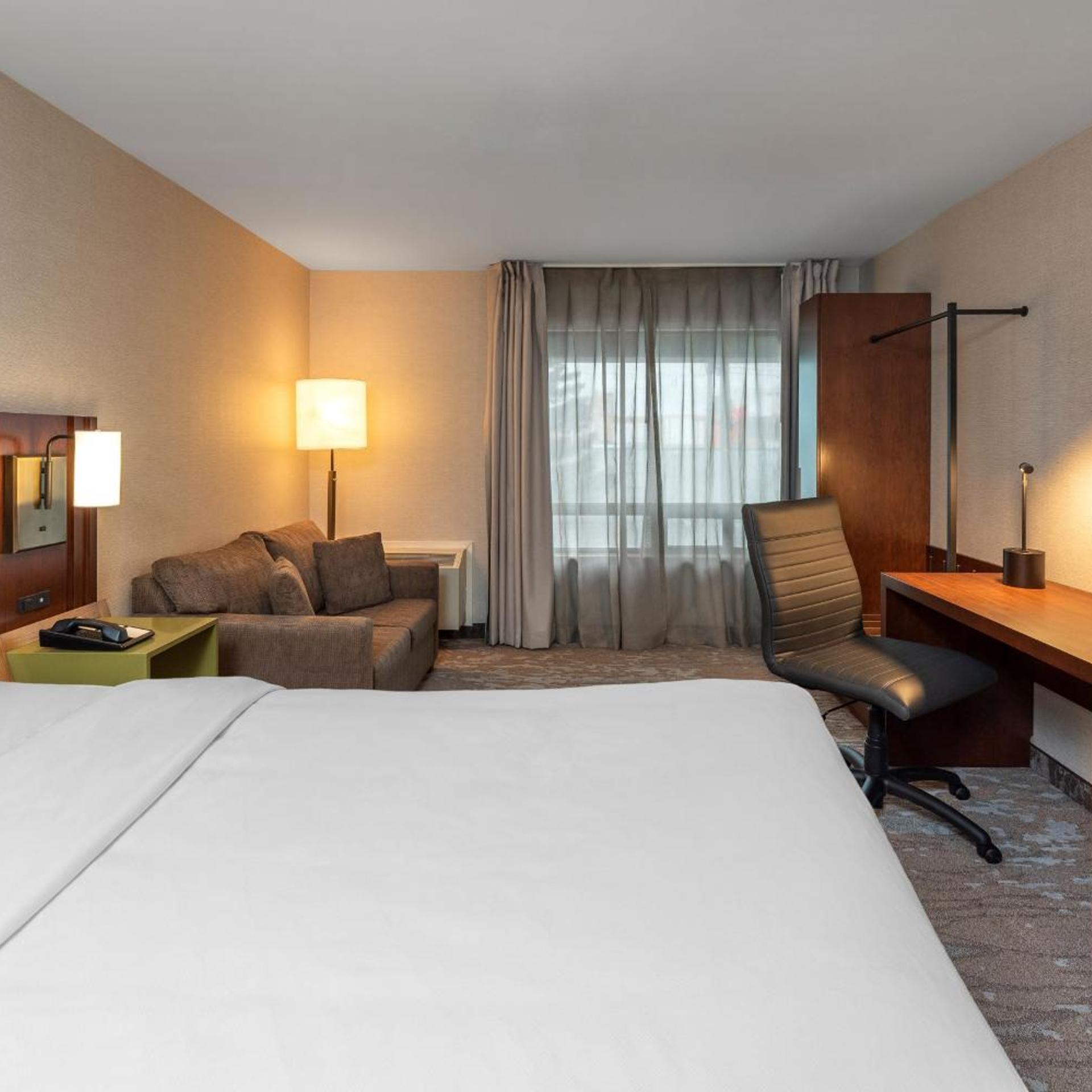 غرفة ثلاثية مع أريكة في طابق مرتفع، Comfort Inn Kenora, ON 2/6
