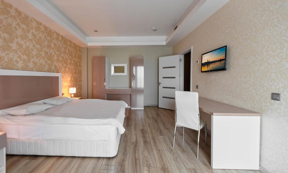 Hotel Diplomat Suites 8/44