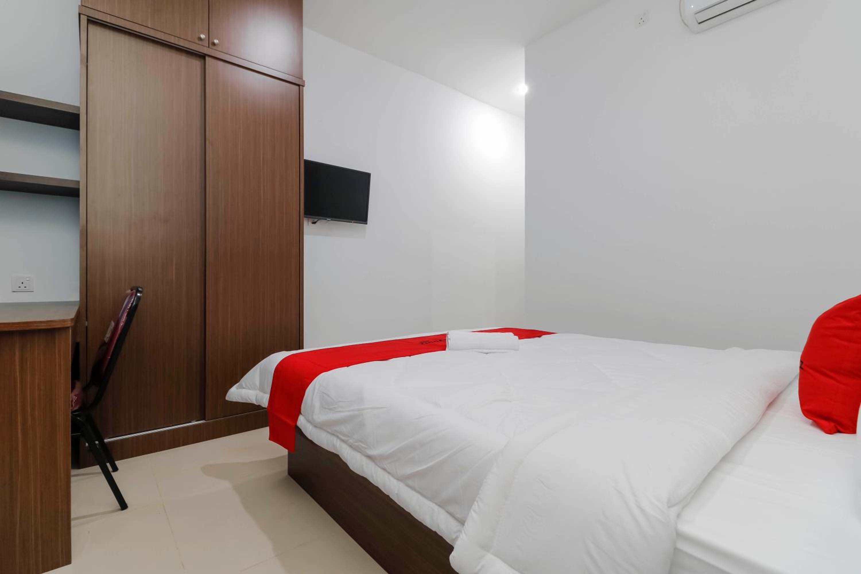 RedDoorz Plus near Kepri Mall 24/44
