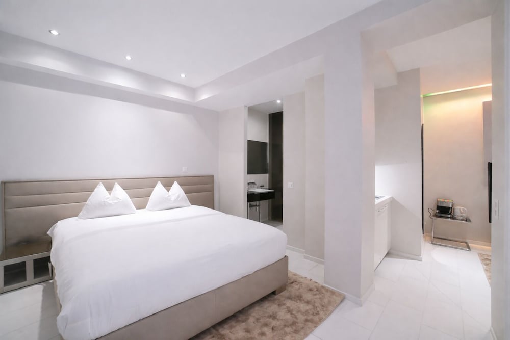 Senior, Studio, Apartment, Queen Bed