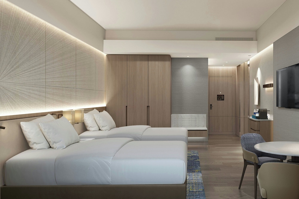 DELUXE, 2 DOUBLE BEDS, CITY VIEW