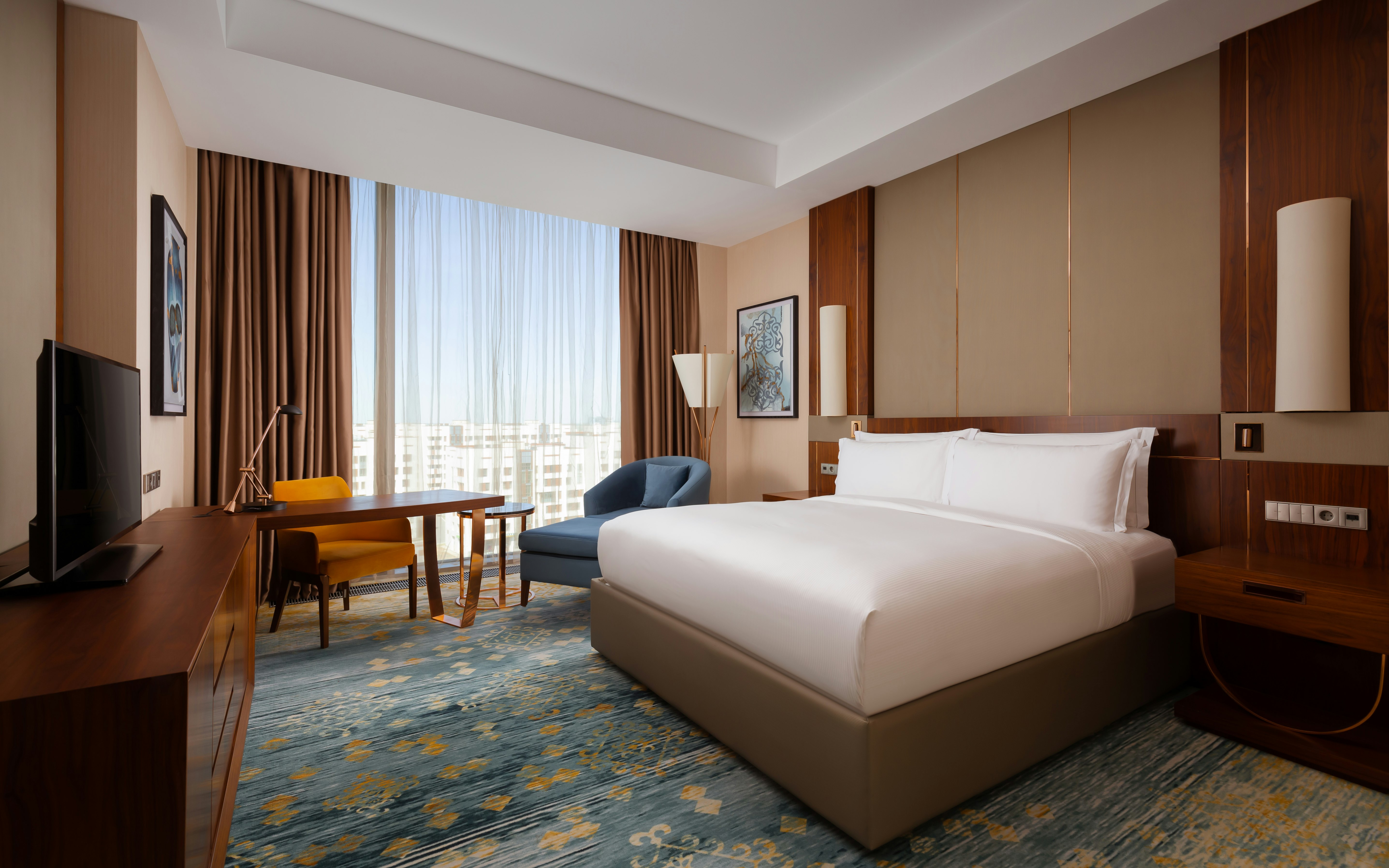 EXECUTIVE, KING BED