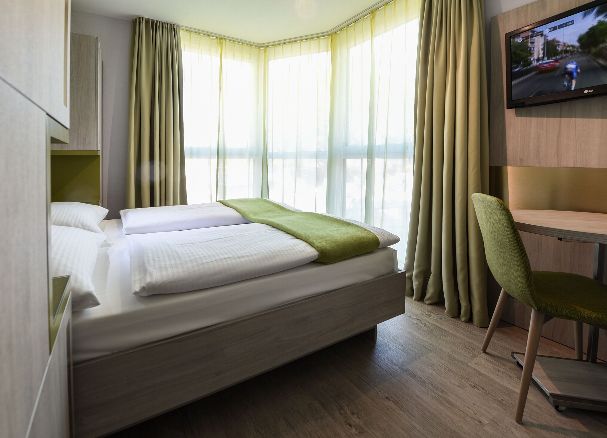 Plus, Single, Queen Bed