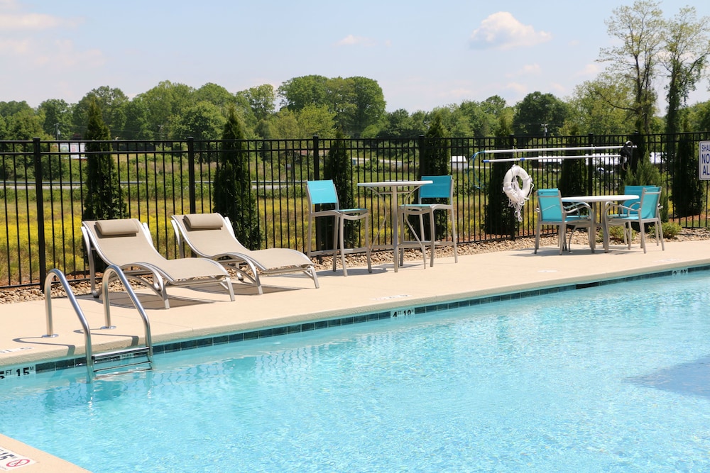 HOLIDAY INN EXPRESS & SUITES HENDERSONVILLE SE - FLAT ROCK 7/52