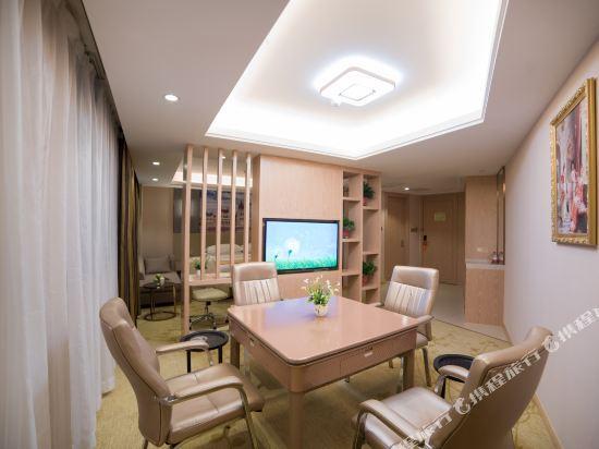 Vienna International Hotel (Xinyang Railway Station) 47/51