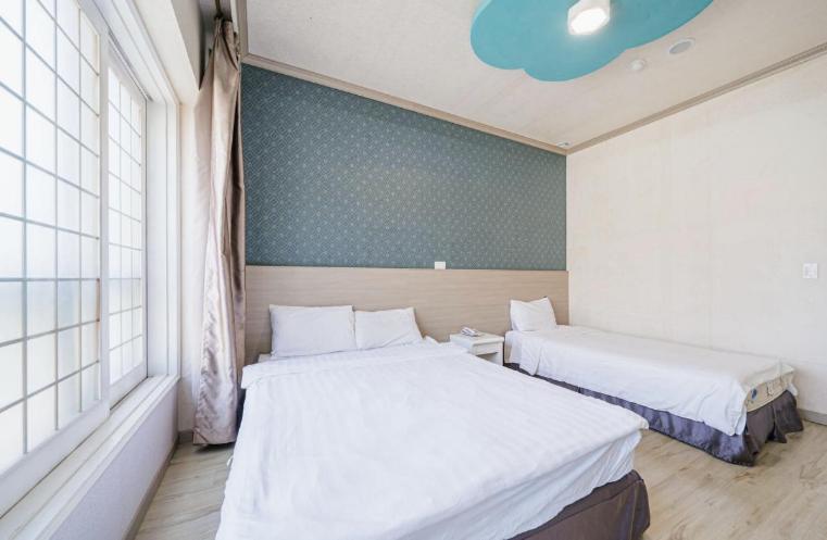Apple Hotel 7/36