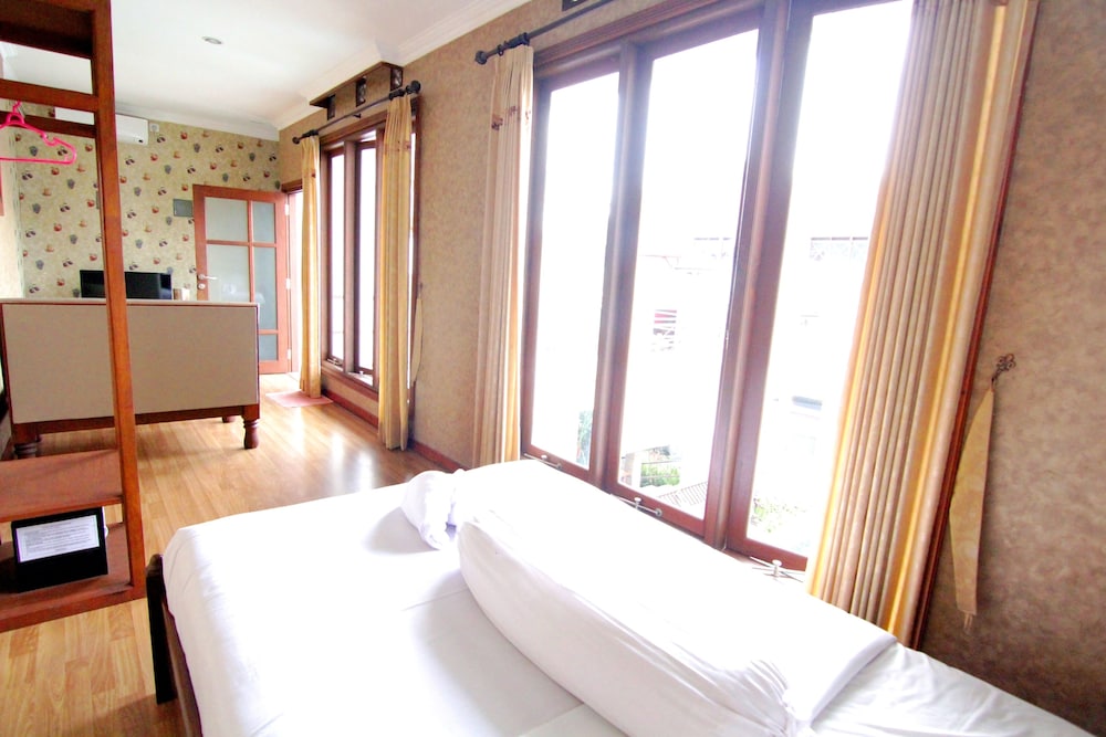ROOM, SINGLE