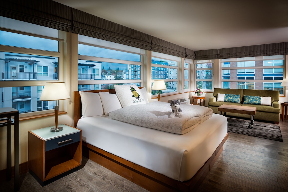 MONTLAKE, JUNIOR SUITE