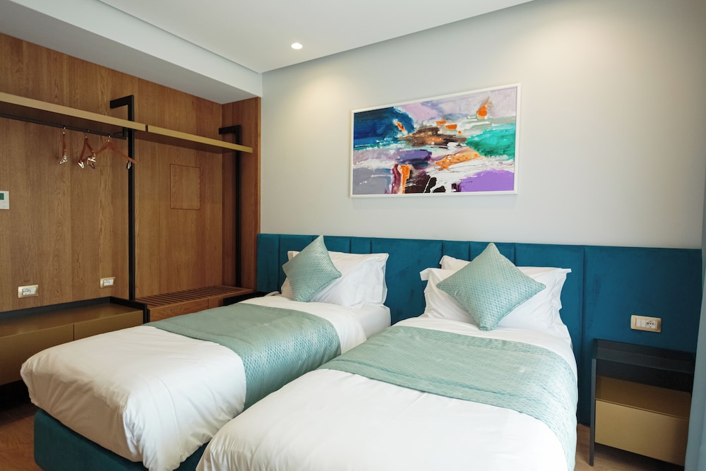 Room, Twin Beds, Mountain View, Ames Hotel & Spa 4/10