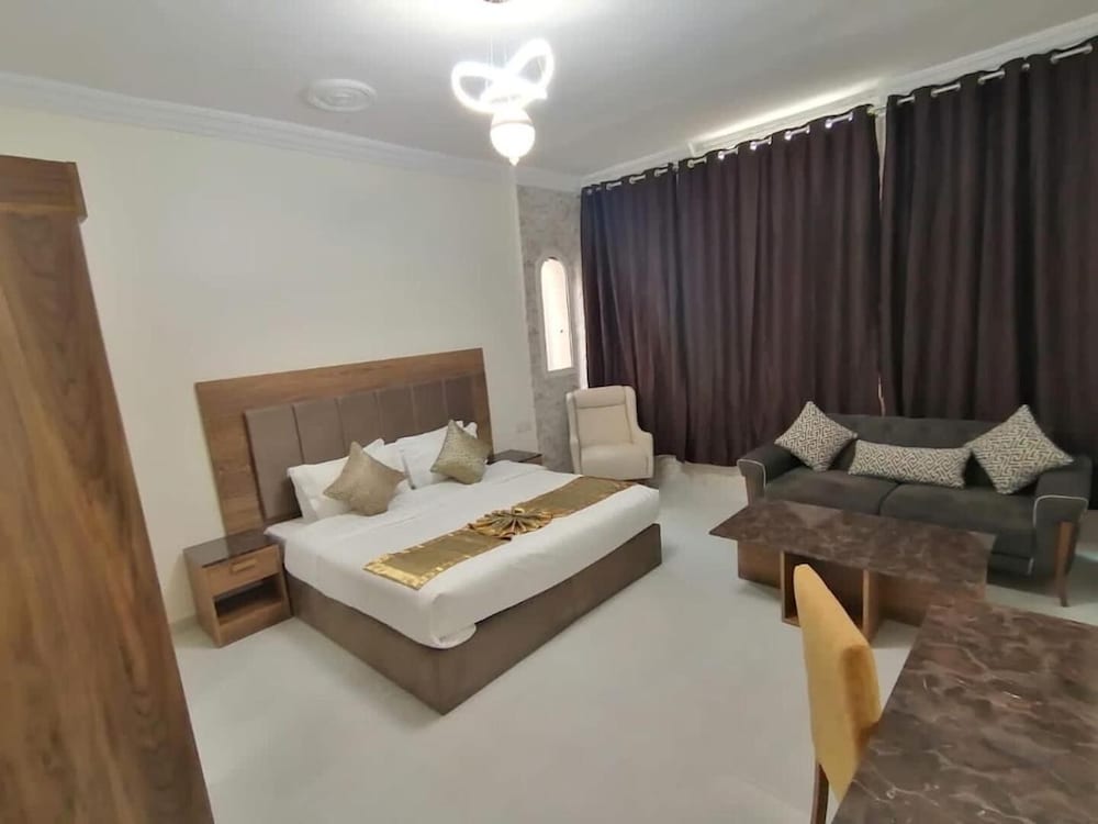 ايوان الاندلسية(Iwan AlAndalusia hotel suites Alrehab) 5/30