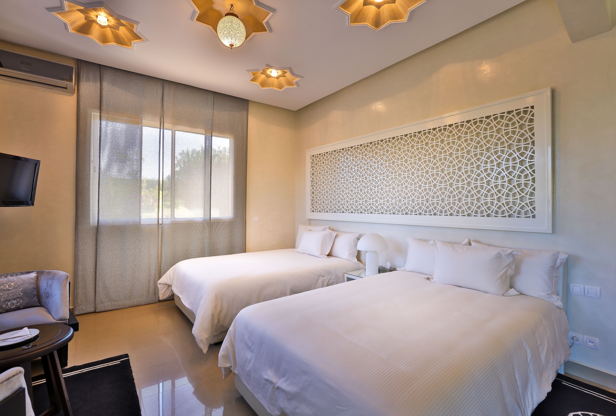 DELUXE, DOUBLE OR TWIN BED