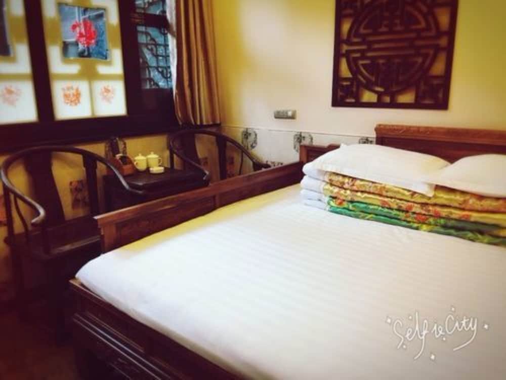 Classic, Queen Bed
