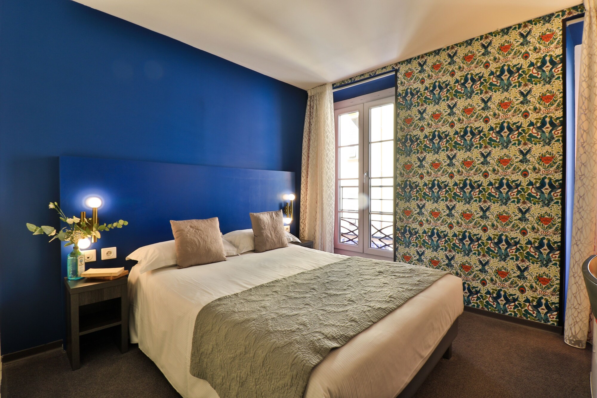 ROOM, SMALL