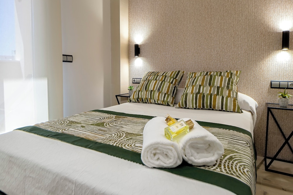1 BEDROOM, APARTMENT, QUEEN BED, SOFA