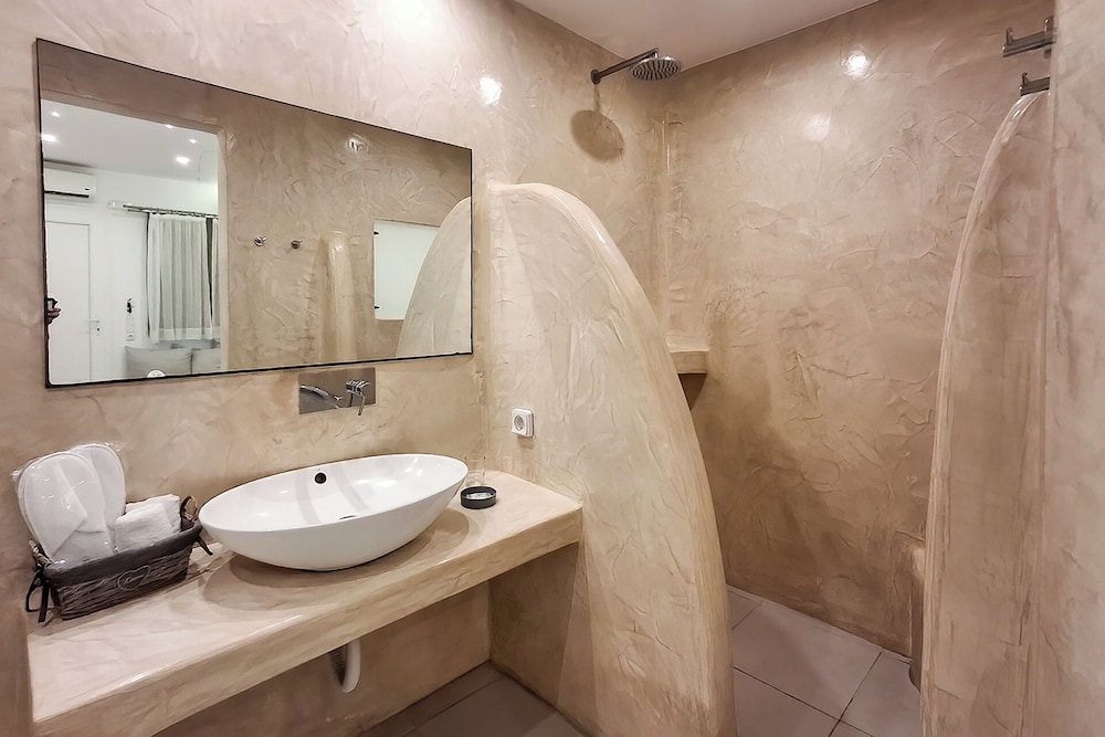 Ambience Suites 70/72