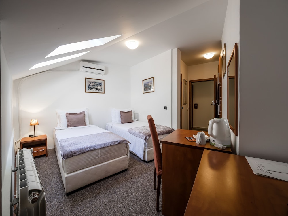 Le Petit Piaf Hotel 40/56