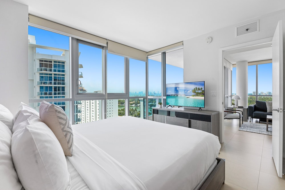 1 Bedroom, Deluxe, Apartment, King Bed, Bay View, Sofa, Corner، Dharma Home Suites Miami At Monte Carlo 2/5