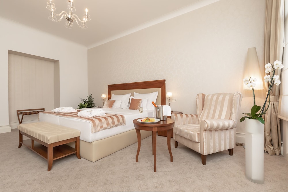 DELUXE, DOUBLE OR TWIN BED