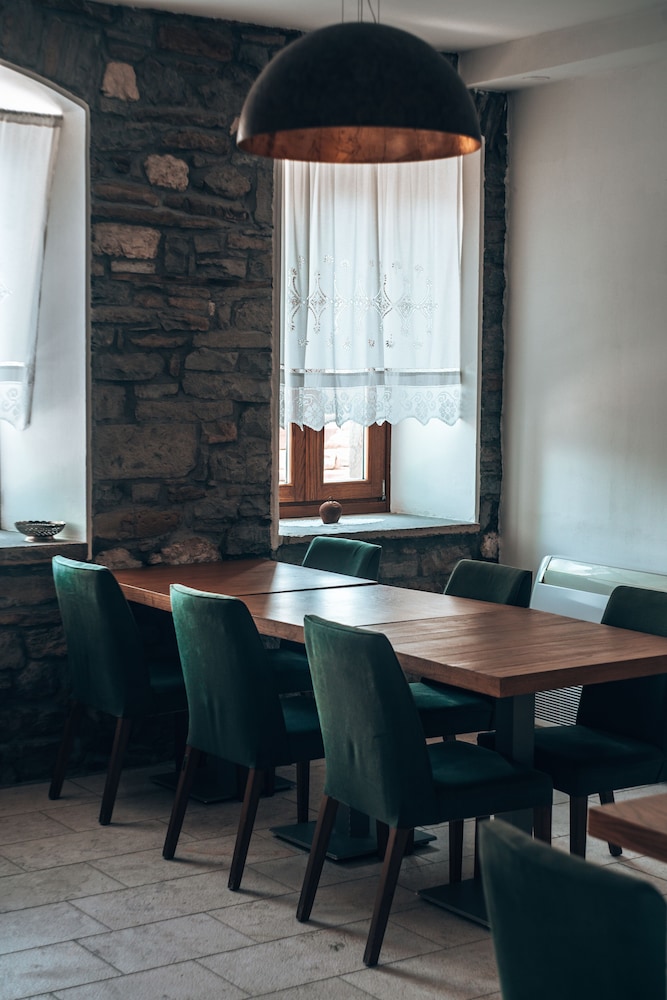 Villa Permet (Hotel & Restaurant) 29/33