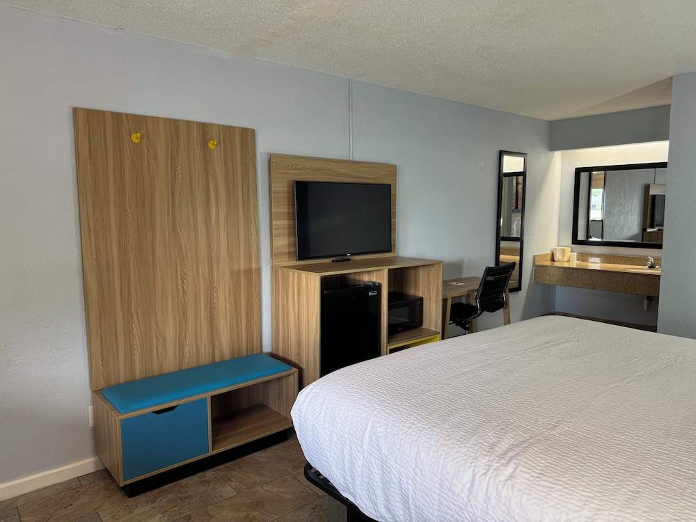 ROOM, KING BED, ACCESSIBLE