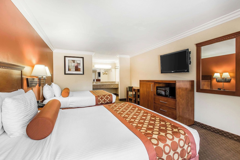 Rodeway Inn & Suites Canyon Lake Menifee West 25/62