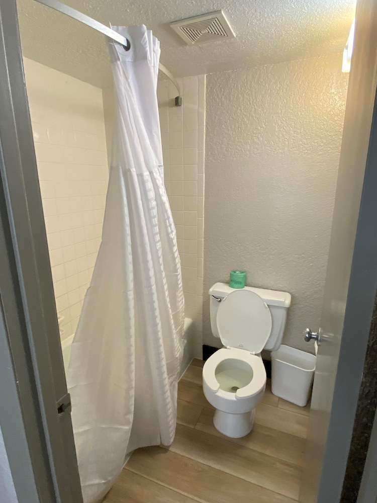 Days Inn by Wyndham Fort Pierce Midtown 18/55