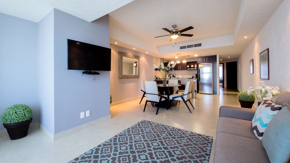 Grand Venetian Condominium 30/50