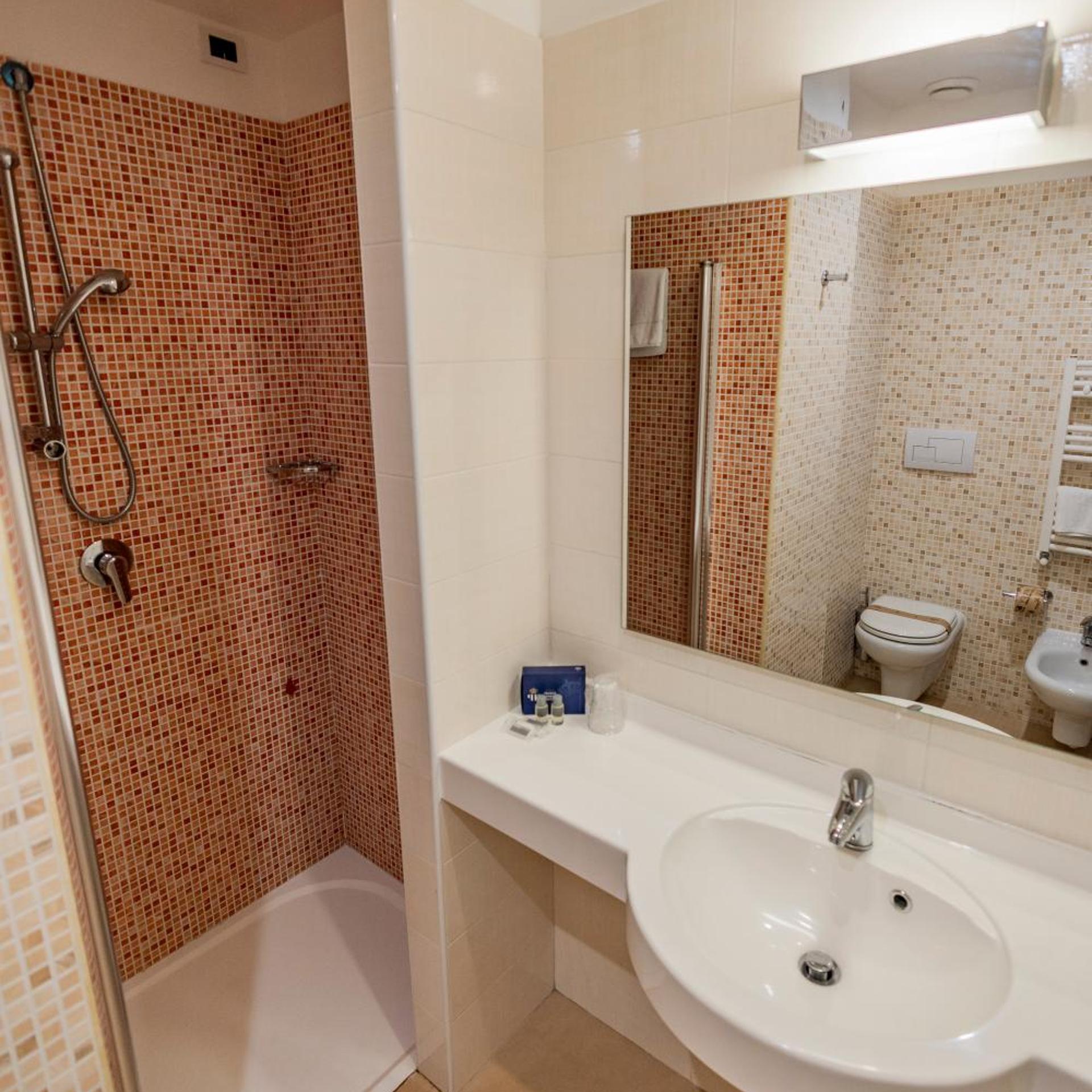 جناح جونيور بشرفة، Prince Franklyn Hotel 8/10