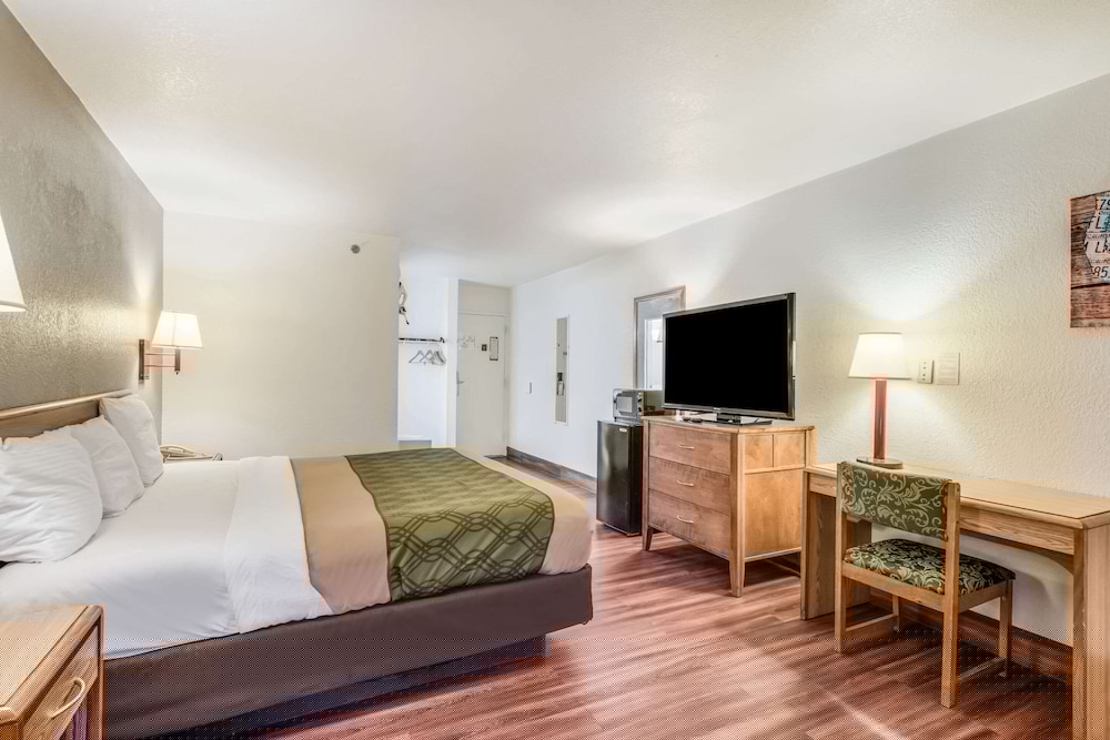 Econo Lodge Truman Inn 21/48