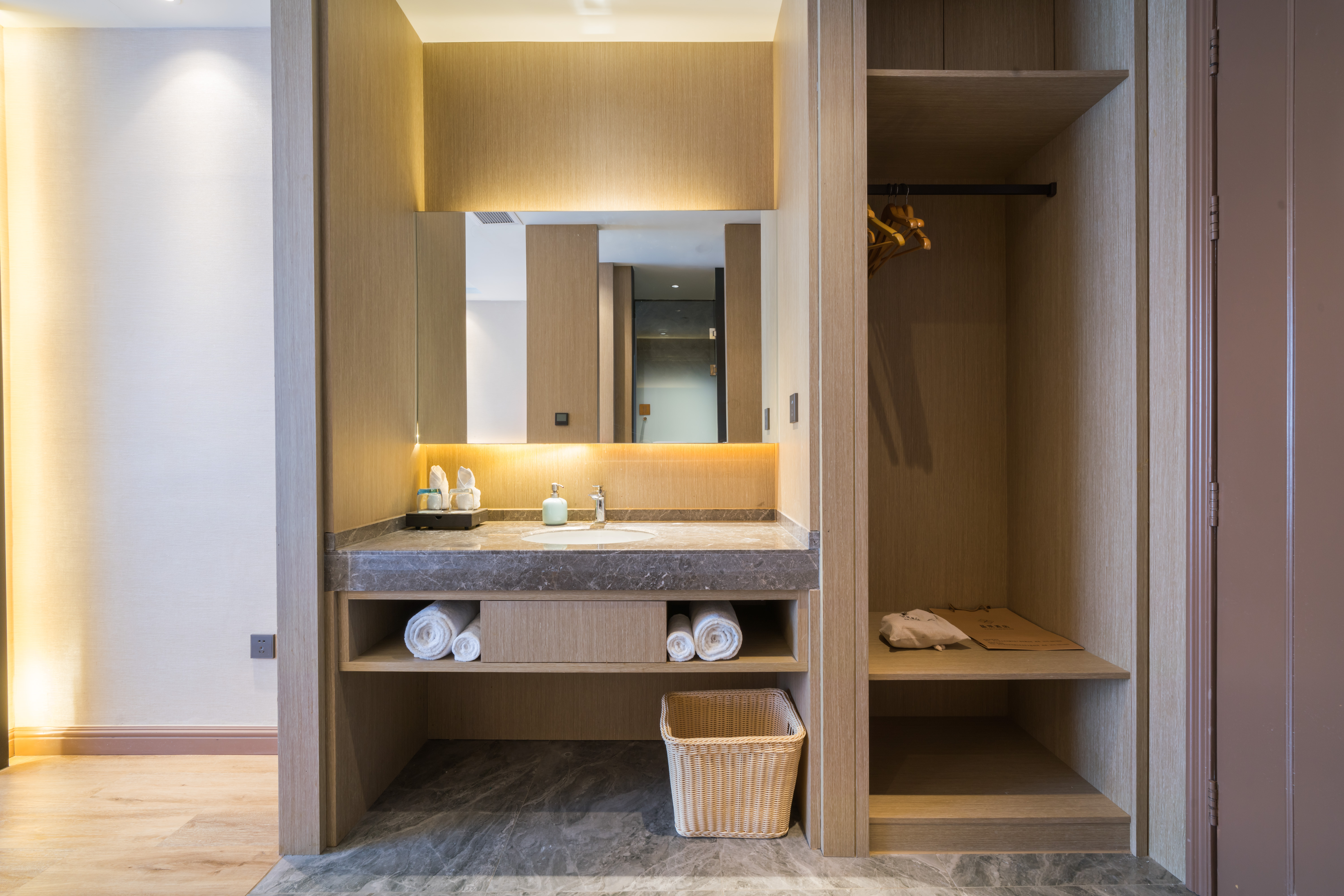 Rezen Hotel Jade Crystal 40/51