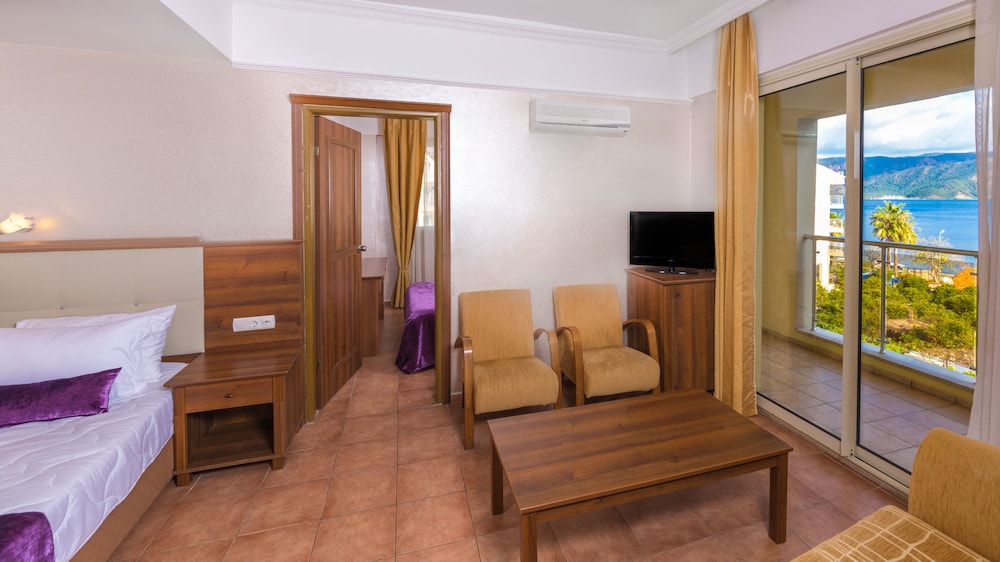 Caprice Beach Hotel 25/67