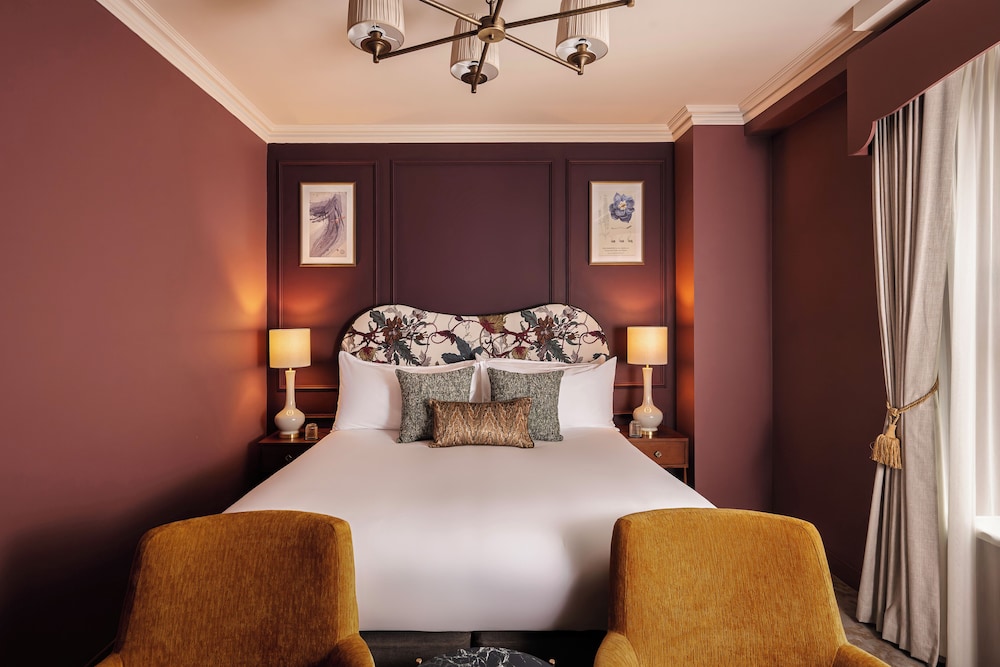 DELUXE, KING BED, SOFA