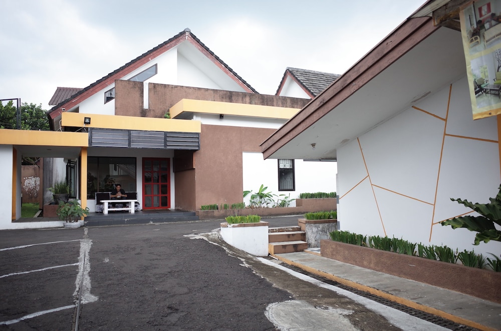 RedDoorz near Alun-alun Kota Sukabumi 13/17