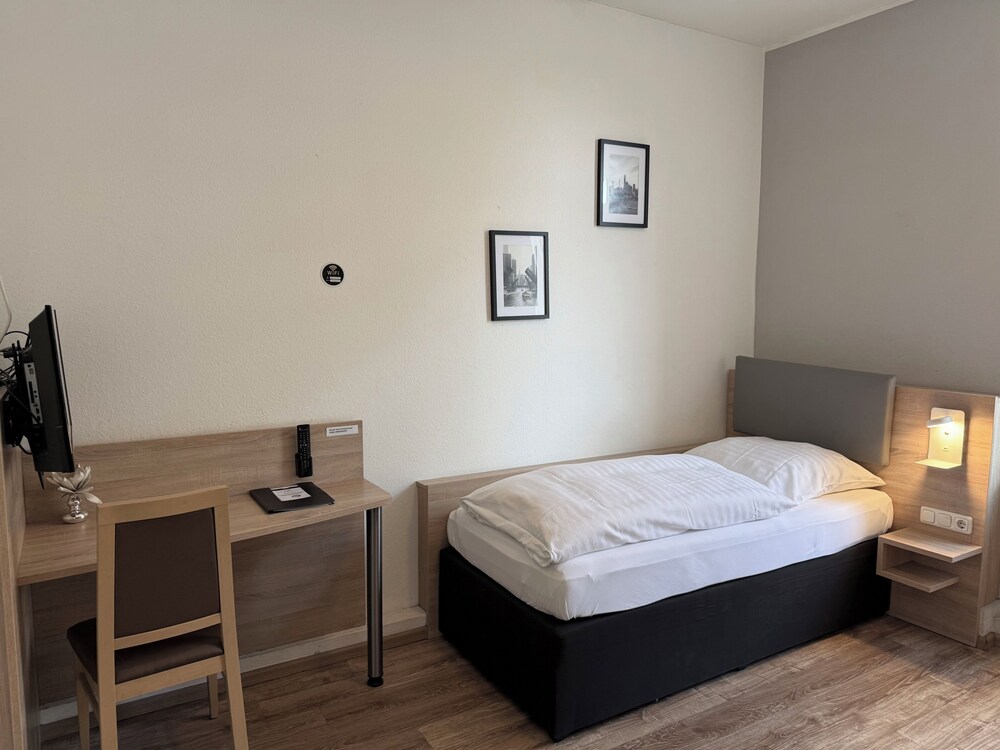 Central Hotel Duisburg 12/34