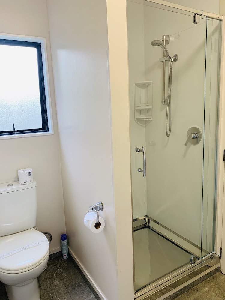 Kingswood Manor Motel 35/38