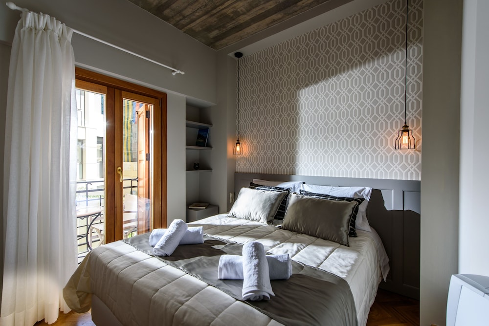 جناح جونيور بسرير مزدوج بشرفة بغرفة نوم واحدة مع أريكة